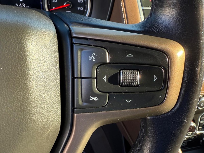 Chevrolet Suburban Vehicle Full-screen Gallery Image 17