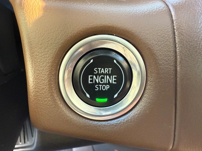 Chevrolet Suburban Vehicle Full-screen Gallery Image 18