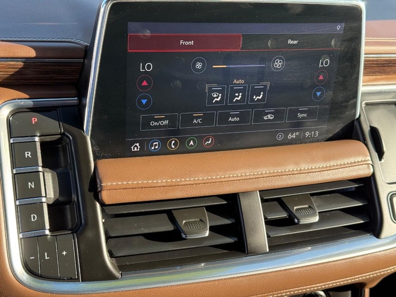 Chevrolet Suburban Vehicle Full-screen Gallery Image 19