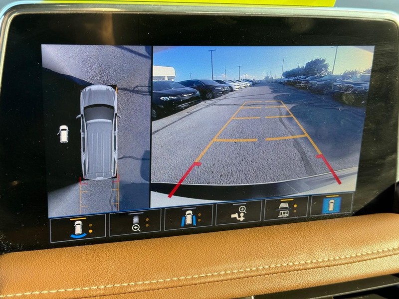 Chevrolet Suburban Vehicle Full-screen Gallery Image 20