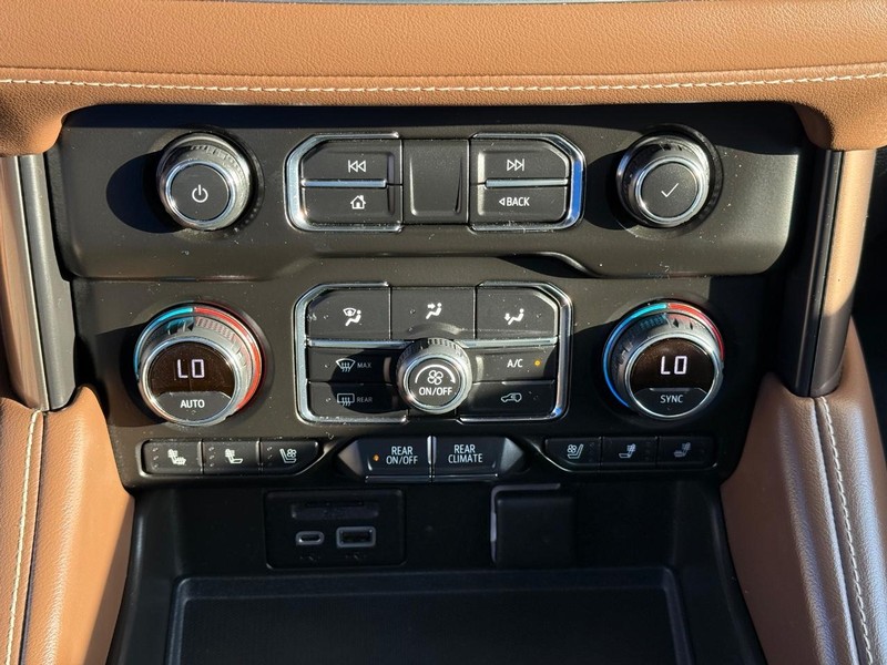 Chevrolet Suburban Vehicle Full-screen Gallery Image 21