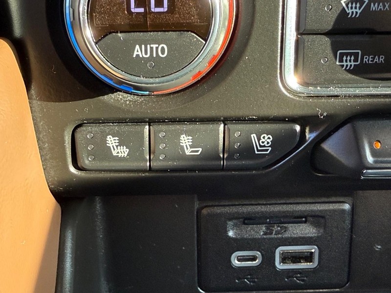 Chevrolet Suburban Vehicle Full-screen Gallery Image 22