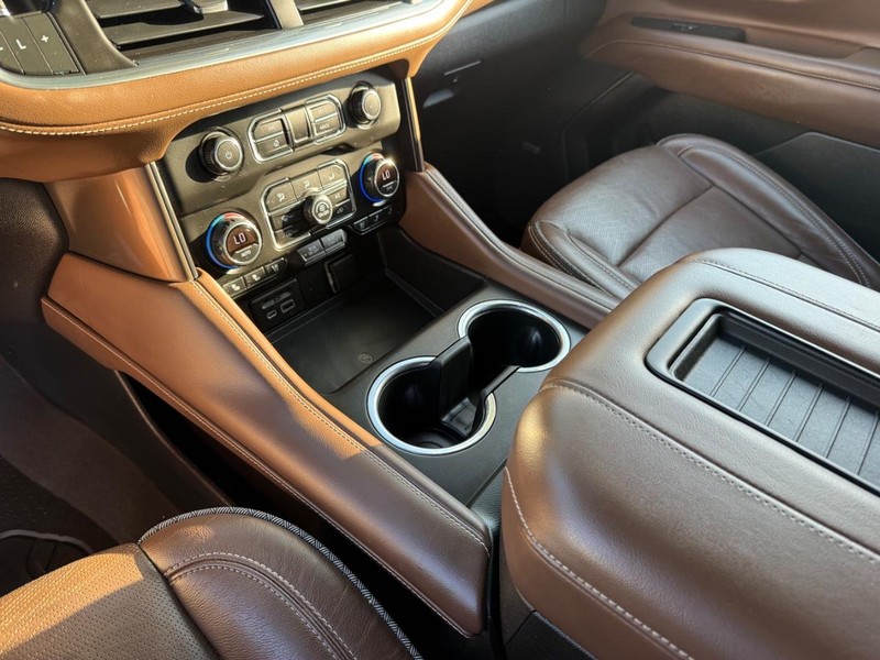 Chevrolet Suburban Vehicle Full-screen Gallery Image 23