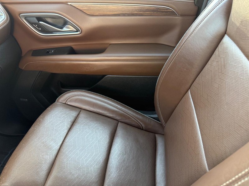 Chevrolet Suburban Vehicle Full-screen Gallery Image 24