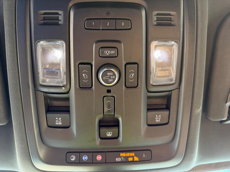 Chevrolet Suburban Vehicle Full-screen Gallery Image 25