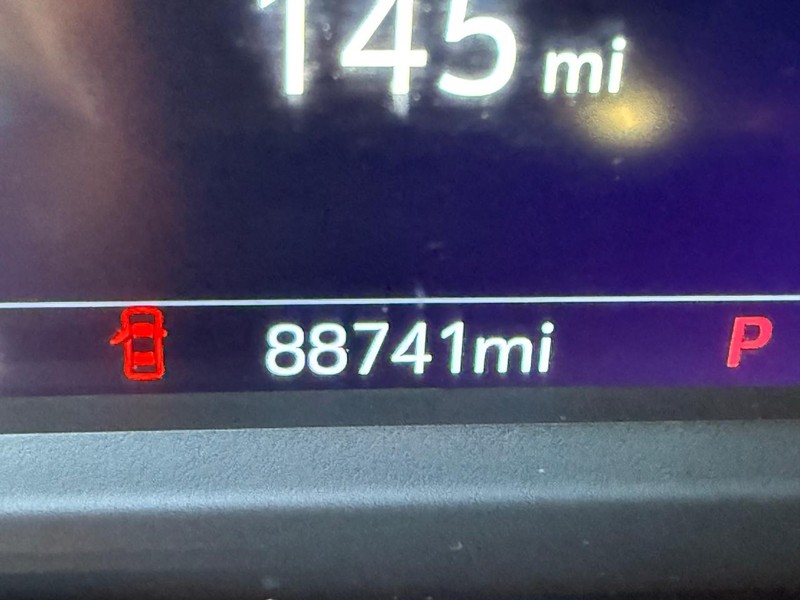 Chevrolet Suburban Vehicle Full-screen Gallery Image 27