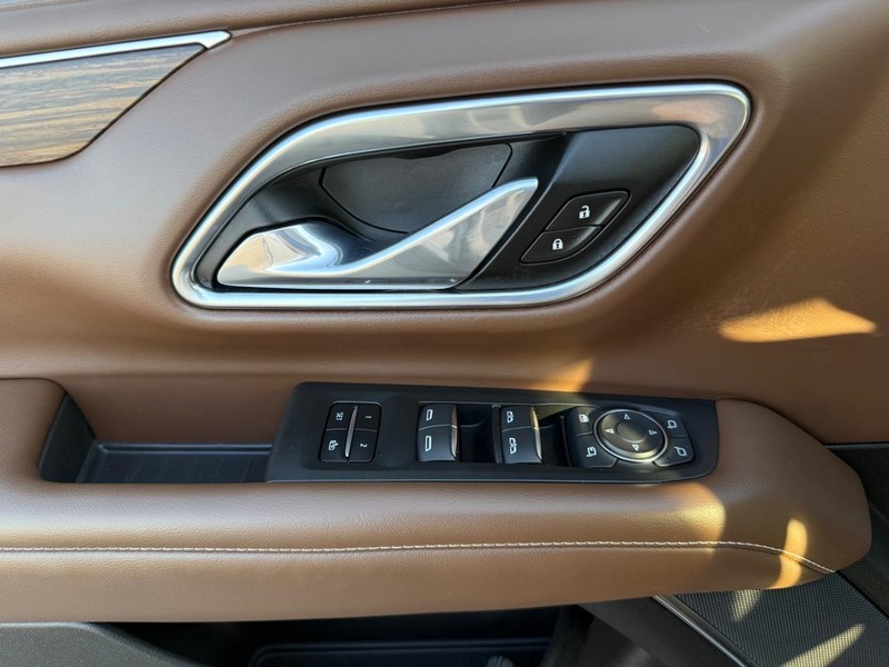 Chevrolet Suburban Vehicle Full-screen Gallery Image 28