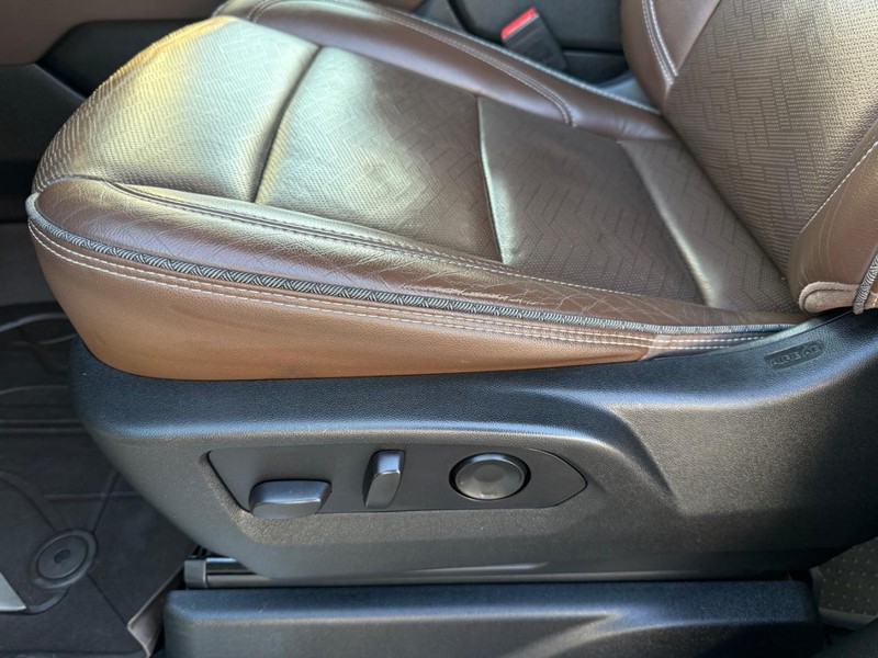 Chevrolet Suburban Vehicle Full-screen Gallery Image 29