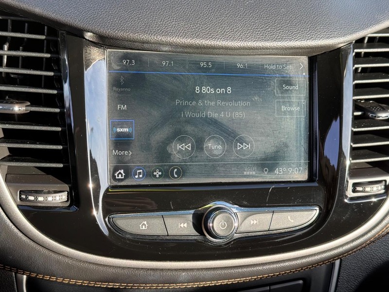 Chevrolet Trax Vehicle Full-screen Gallery Image 16