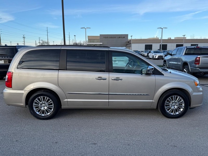 Chrysler Town & Country Vehicle Full-screen Gallery Image 02