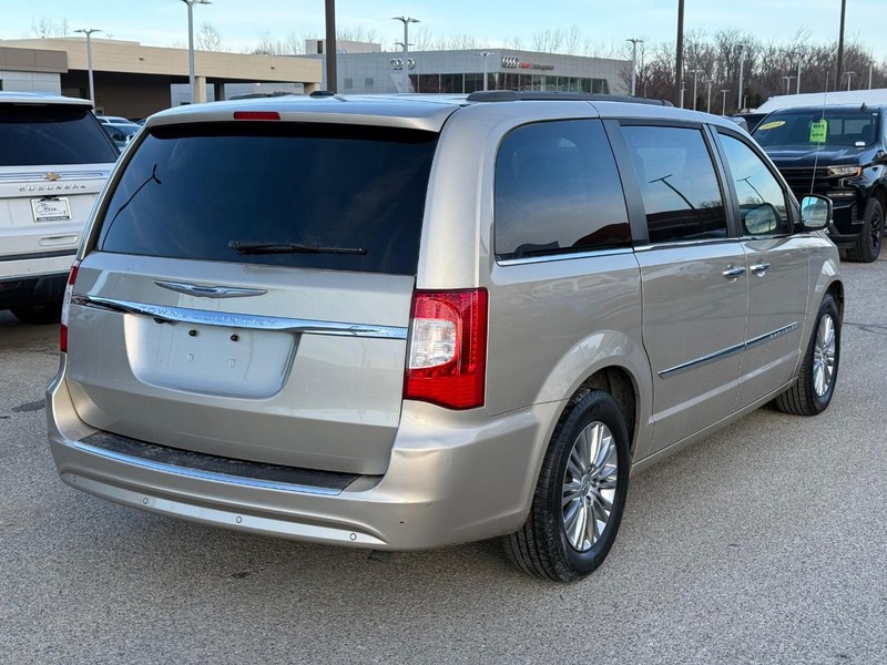 Chrysler Town & Country Vehicle Full-screen Gallery Image 03