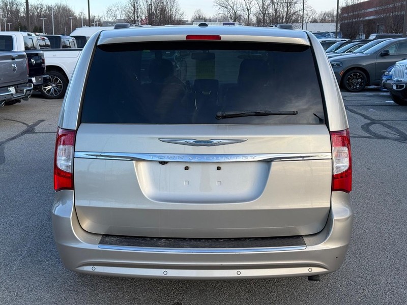 Chrysler Town & Country Vehicle Full-screen Gallery Image 04
