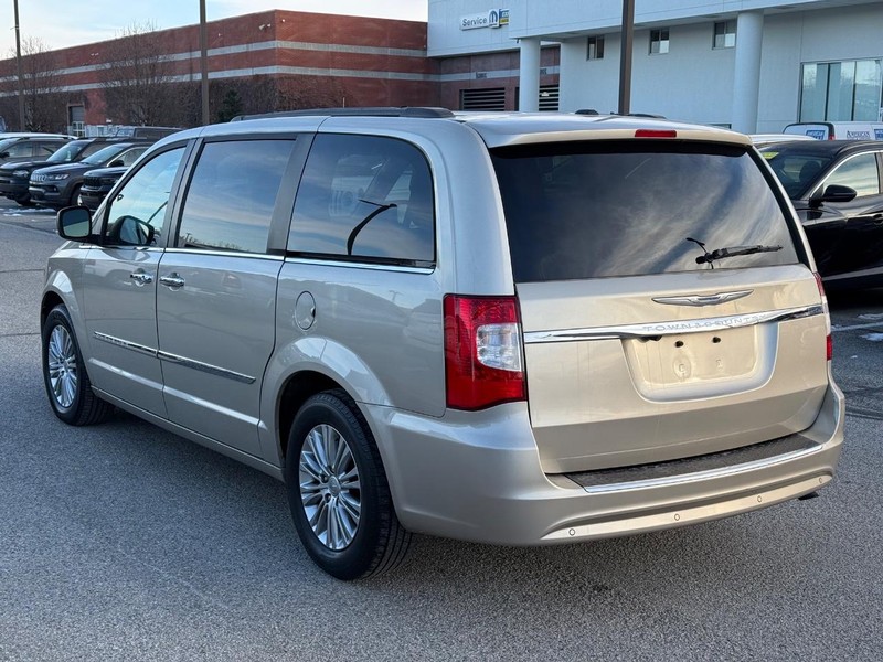 Chrysler Town & Country Vehicle Full-screen Gallery Image 05