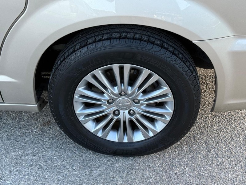 Chrysler Town & Country Vehicle Full-screen Gallery Image 06