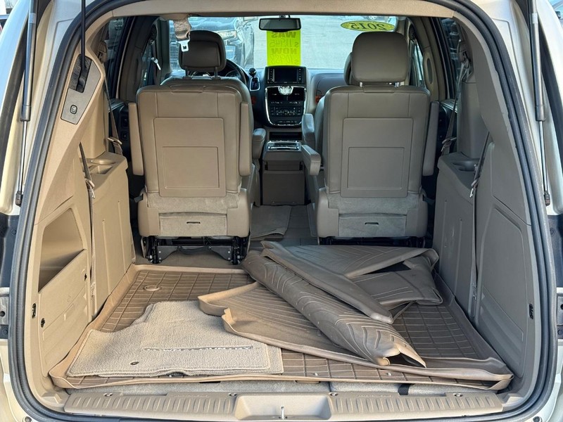 Chrysler Town & Country Vehicle Full-screen Gallery Image 07