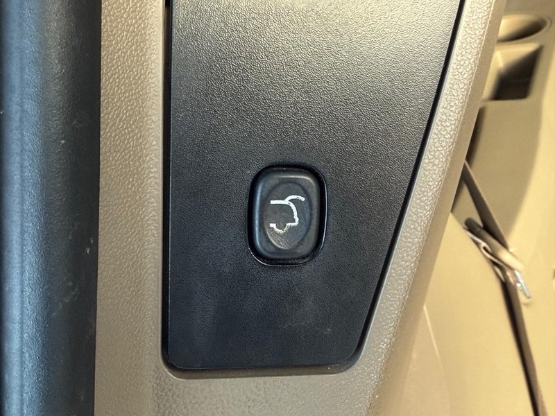 Chrysler Town & Country Vehicle Full-screen Gallery Image 08