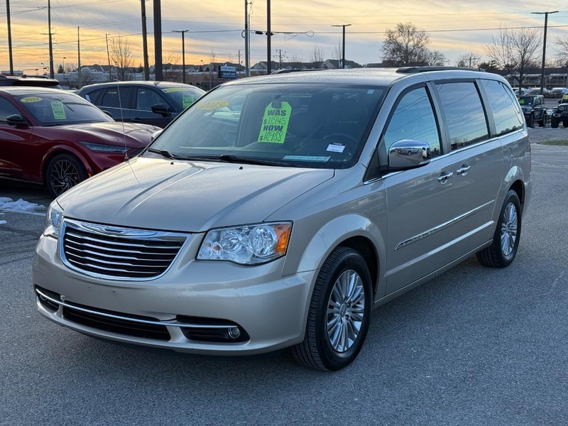Chrysler Town & Country Vehicle Full-screen Gallery Image 09