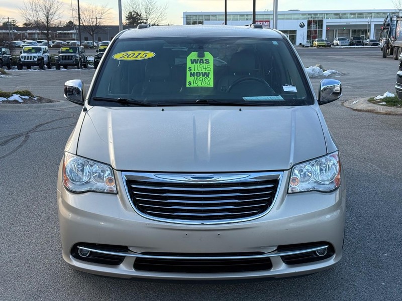 Chrysler Town & Country Vehicle Full-screen Gallery Image 10