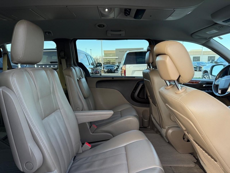 Chrysler Town & Country Vehicle Full-screen Gallery Image 11