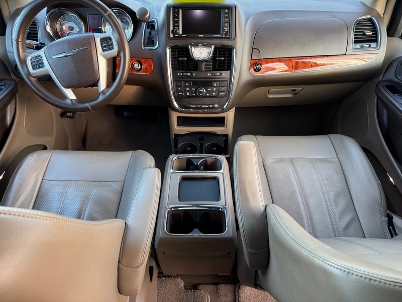 Chrysler Town & Country Vehicle Full-screen Gallery Image 12