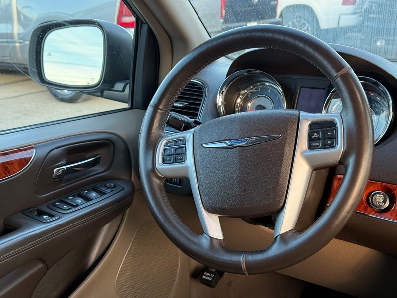 Chrysler Town & Country Vehicle Full-screen Gallery Image 13