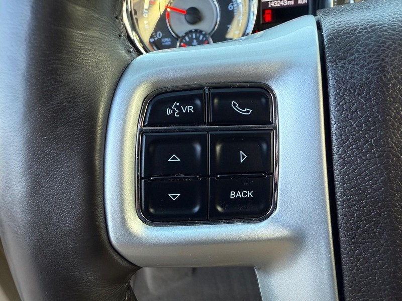 Chrysler Town & Country Vehicle Full-screen Gallery Image 14