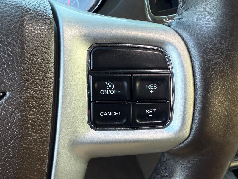 Chrysler Town & Country Vehicle Full-screen Gallery Image 15