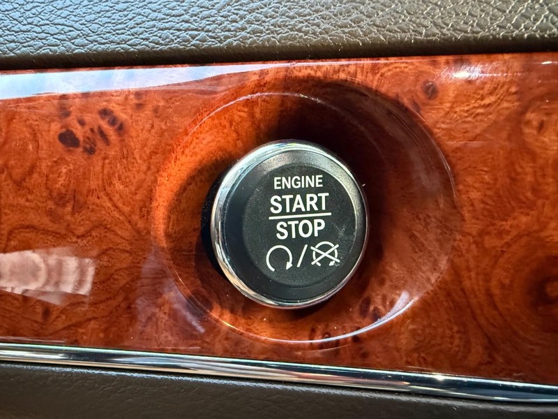 Chrysler Town & Country Vehicle Full-screen Gallery Image 16