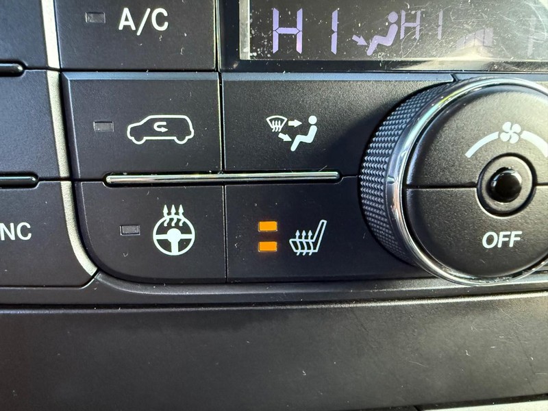 Chrysler Town & Country Vehicle Full-screen Gallery Image 17