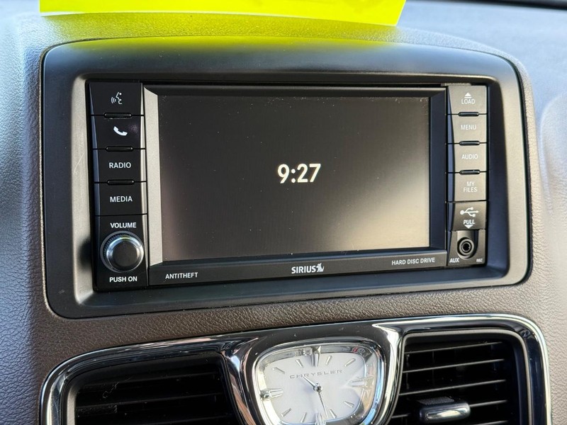 Chrysler Town & Country Vehicle Full-screen Gallery Image 18