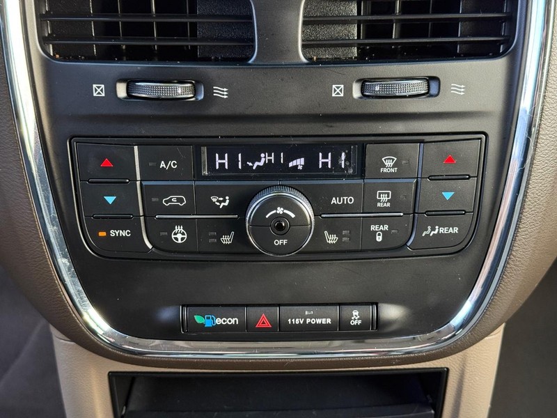 Chrysler Town & Country Vehicle Full-screen Gallery Image 20