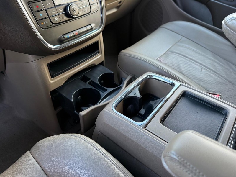 Chrysler Town & Country Vehicle Full-screen Gallery Image 21