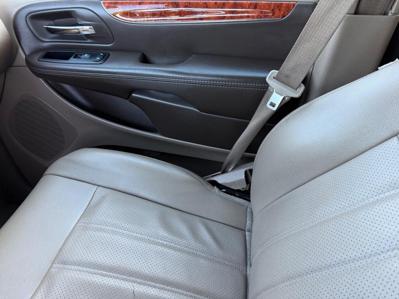 Chrysler Town & Country Vehicle Full-screen Gallery Image 22