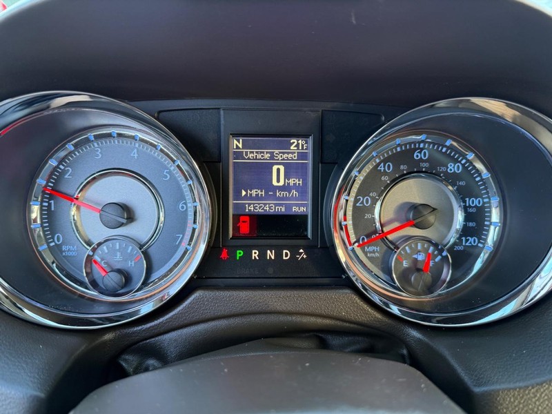 Chrysler Town & Country Vehicle Full-screen Gallery Image 23