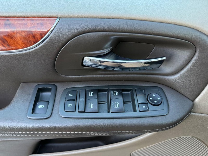 Chrysler Town & Country Vehicle Full-screen Gallery Image 25