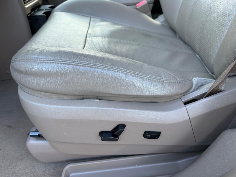 Chrysler Town & Country Vehicle Full-screen Gallery Image 26