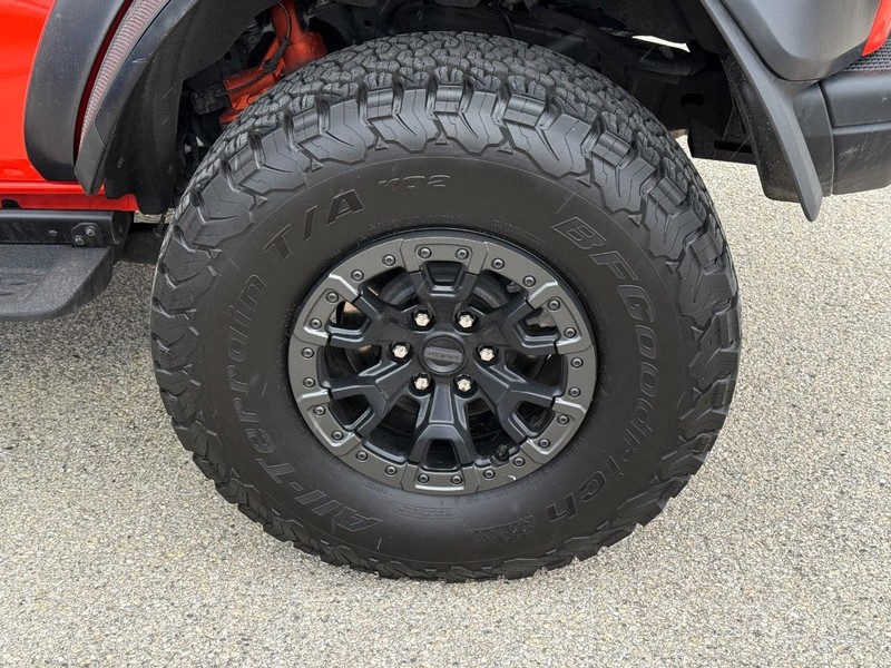 Ford Bronco Vehicle Full-screen Gallery Image 06