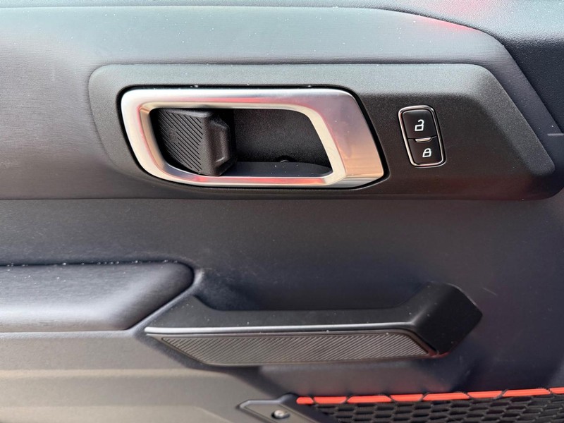 Ford Bronco Vehicle Full-screen Gallery Image 24