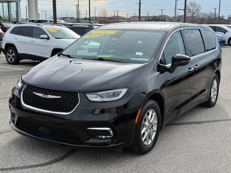 Chrysler Pacifica Vehicle Full-screen Gallery Image 09