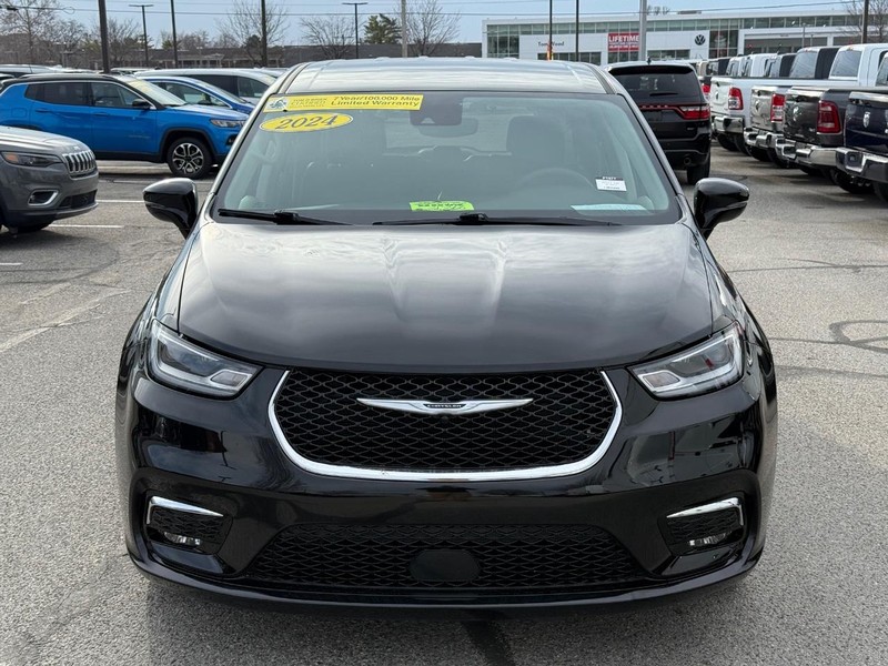 Chrysler Pacifica Vehicle Full-screen Gallery Image 10