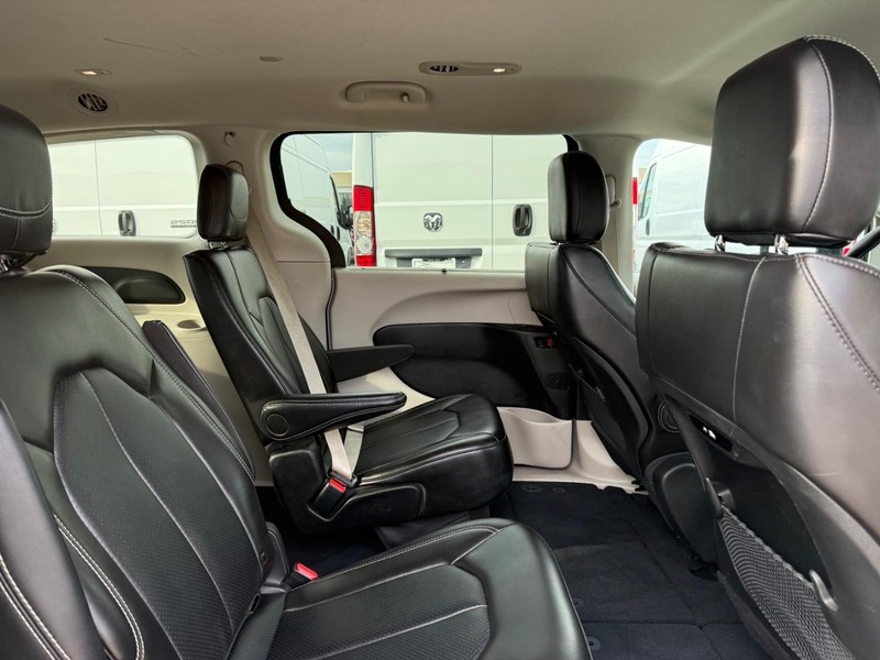 Chrysler Pacifica Vehicle Full-screen Gallery Image 11