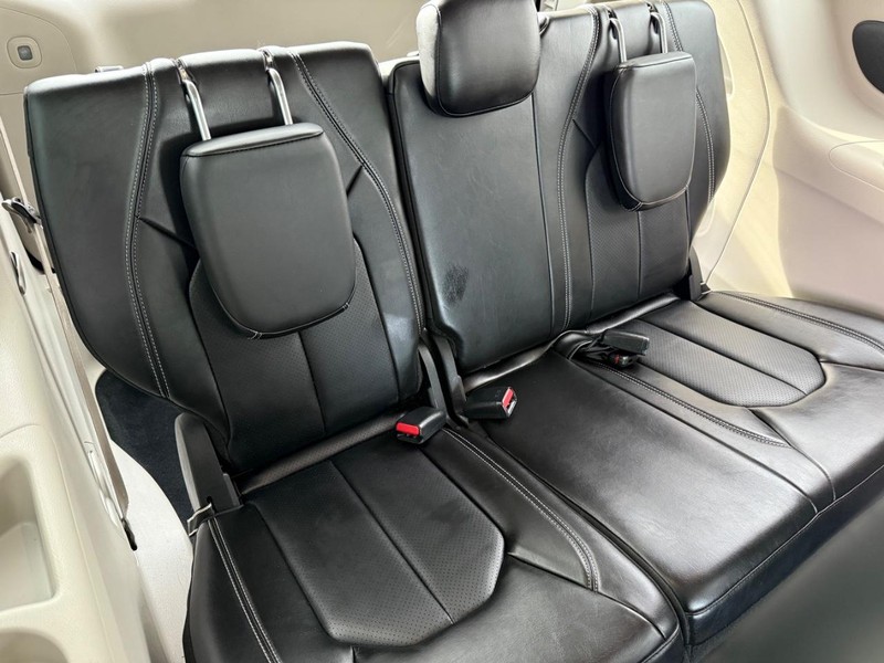 Chrysler Pacifica Vehicle Full-screen Gallery Image 12