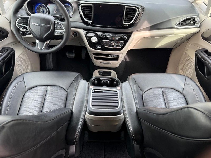 Chrysler Pacifica Vehicle Full-screen Gallery Image 13