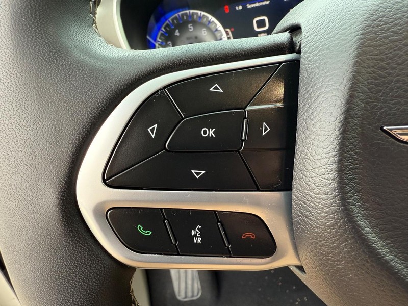 Chrysler Pacifica Vehicle Full-screen Gallery Image 15