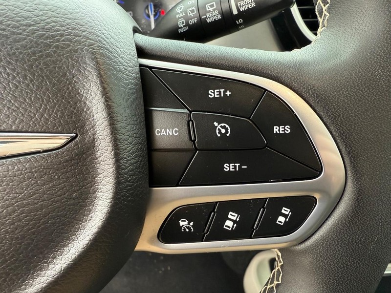 Chrysler Pacifica Vehicle Full-screen Gallery Image 16