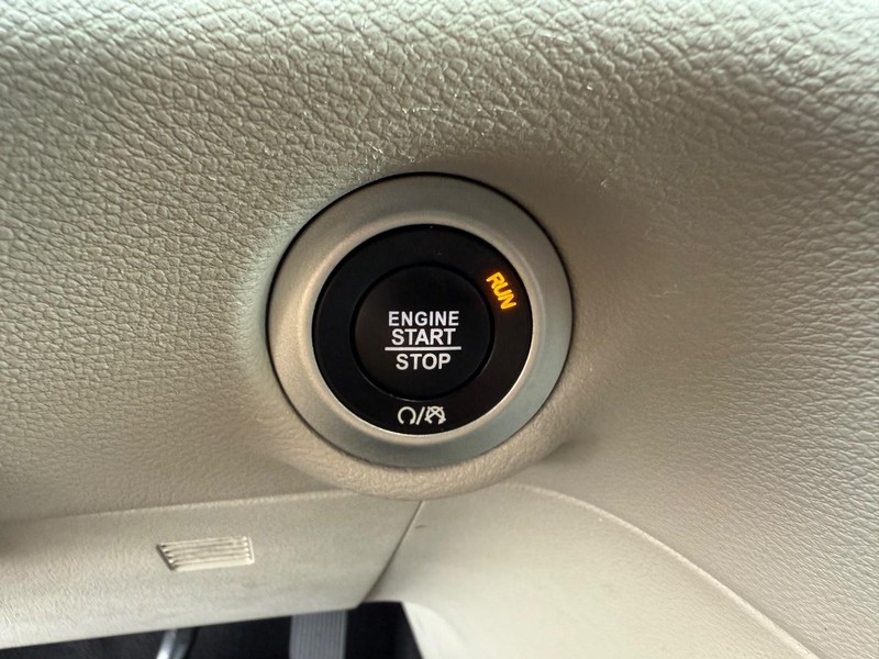 Chrysler Pacifica Vehicle Full-screen Gallery Image 17