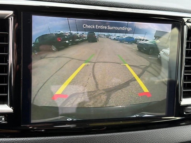 Chrysler Pacifica Vehicle Full-screen Gallery Image 19
