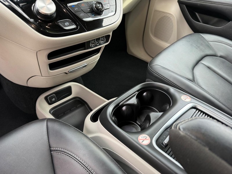 Chrysler Pacifica Vehicle Full-screen Gallery Image 21