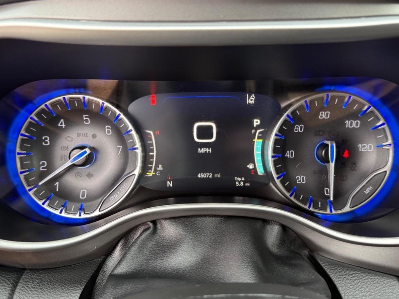 Chrysler Pacifica Vehicle Full-screen Gallery Image 23