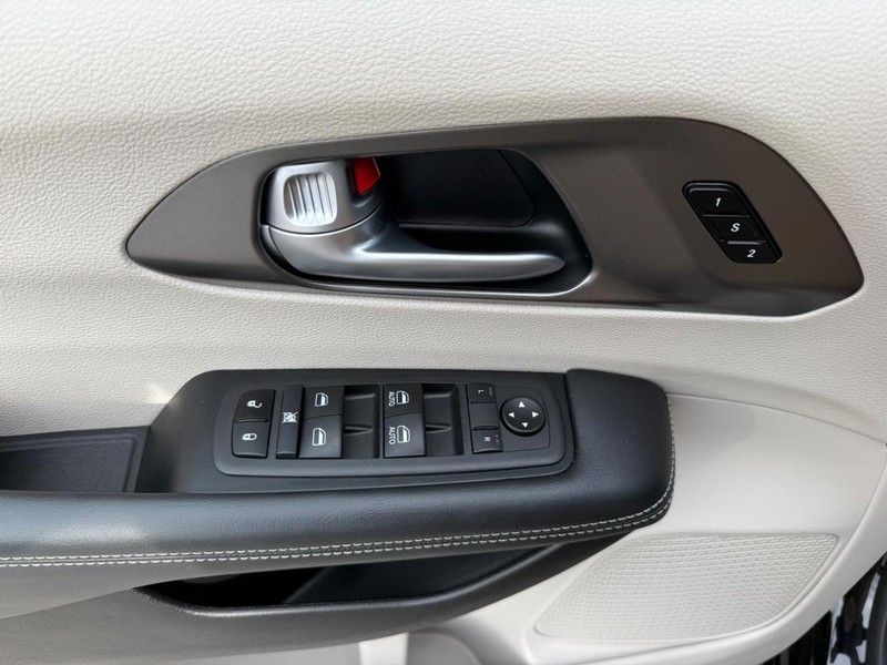 Chrysler Pacifica Vehicle Full-screen Gallery Image 25